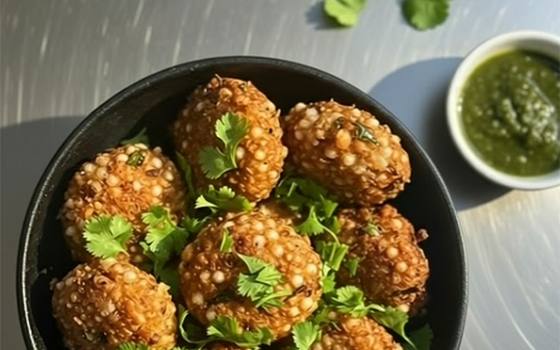 Fritters with green chutney